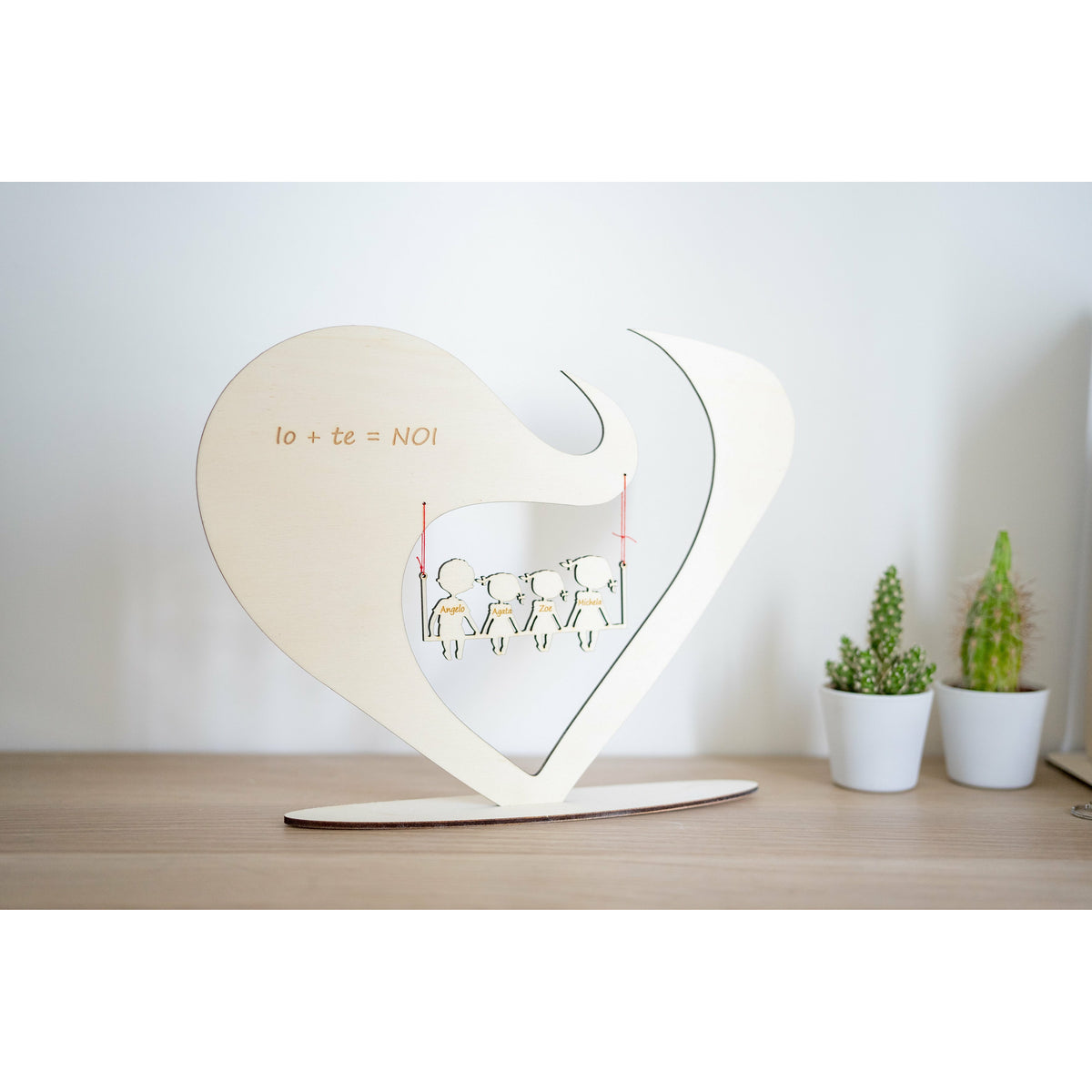 Wood Lab Cuore in Legno con Incisione Personalizzata,16 x 16 cm, Idea Regalo  San Valentino per Lui lei, Regalo per Anniversario Famiglia, Regalo di  Natale (4 Nomi, Rosso) : : Casa e cucina